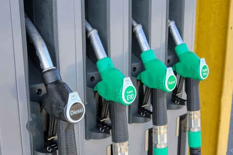 Kierowcy mogą już tankować na stacjach benzynę E10. Warto sprawdzić swoje auto