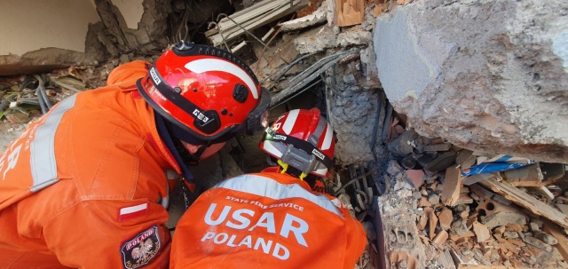 Polscy strażacy w Turcji wydobyli jedenastą osobę spod gruzów w Besni