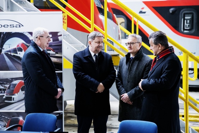 Cztery nowe pociągi PESA Regio160 wyjadą wkrótce na tory w Łódzkiem [zdjęcia]