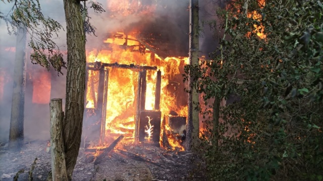 Strażacy: Starszy mężczyzna zginął w pożarze pod Włocławkiem. Płonął dom [zdjęcia]