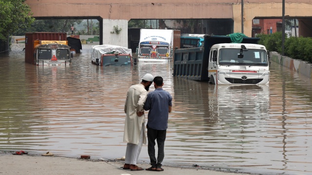 Indie: Największa powódź w stolicy od 45 lat. W Himchal Pradesh zginęło 88 osób [wideo]