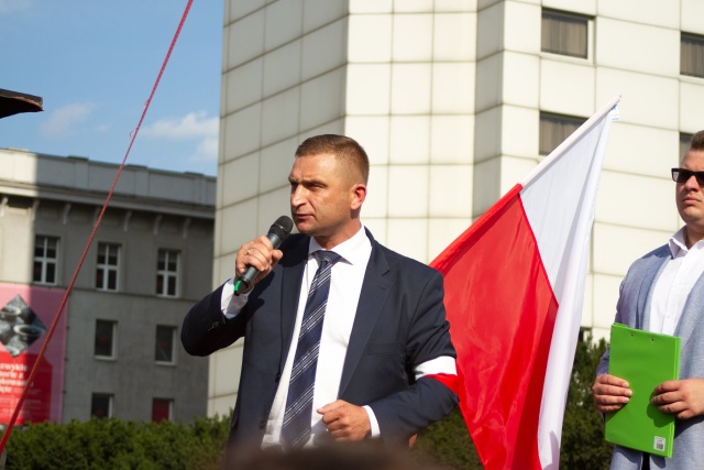 Przeszukanie w domu Roberta Bąkiewicza. Chodzi o Marsz Niepodległości z 2018 roku