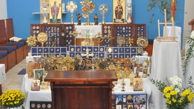 Bydgoska parafia ma blisko 400 relikwii świętych. Modlitwa trwa tu cały listopad
