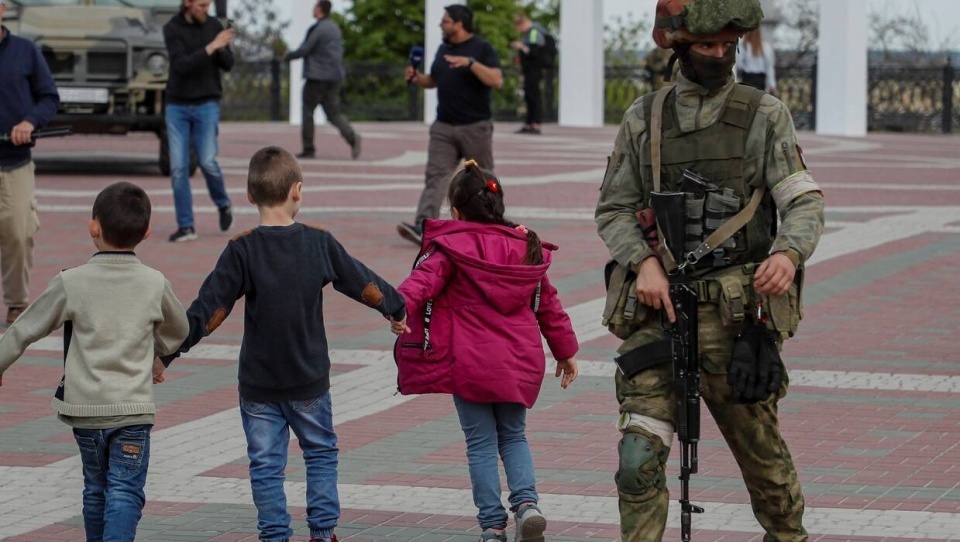 Władze Ukrainy wyjaśniały, że nie mają możliwości weryfikacji liczby dzieci deportowanych do Rosji/fot. PAP, EPA