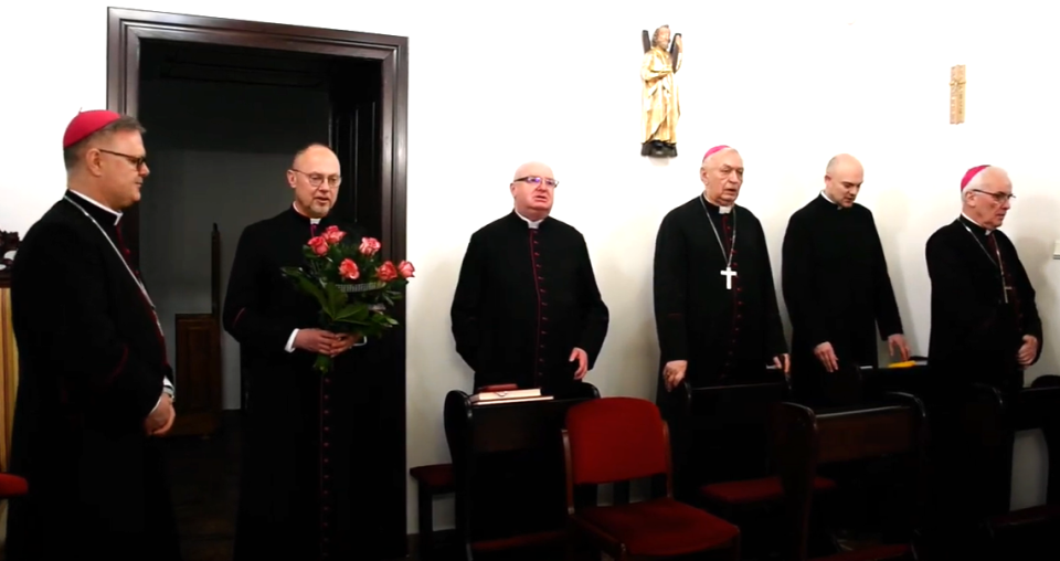 Kadr z nagrania wręczenia nominacji biskupiej ks. Sławomirowi Oderowi./fot. Diecezja Toruńska
