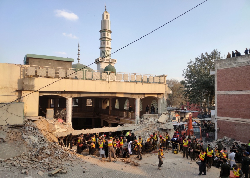 – Część świątyni się zawaliła i prawdopodobnie pod gruzami znajduje się kilka osób – przekazał przedstawiciel policji Sikandar Khan/fot. Bilawal Arbab, PAP/EPA