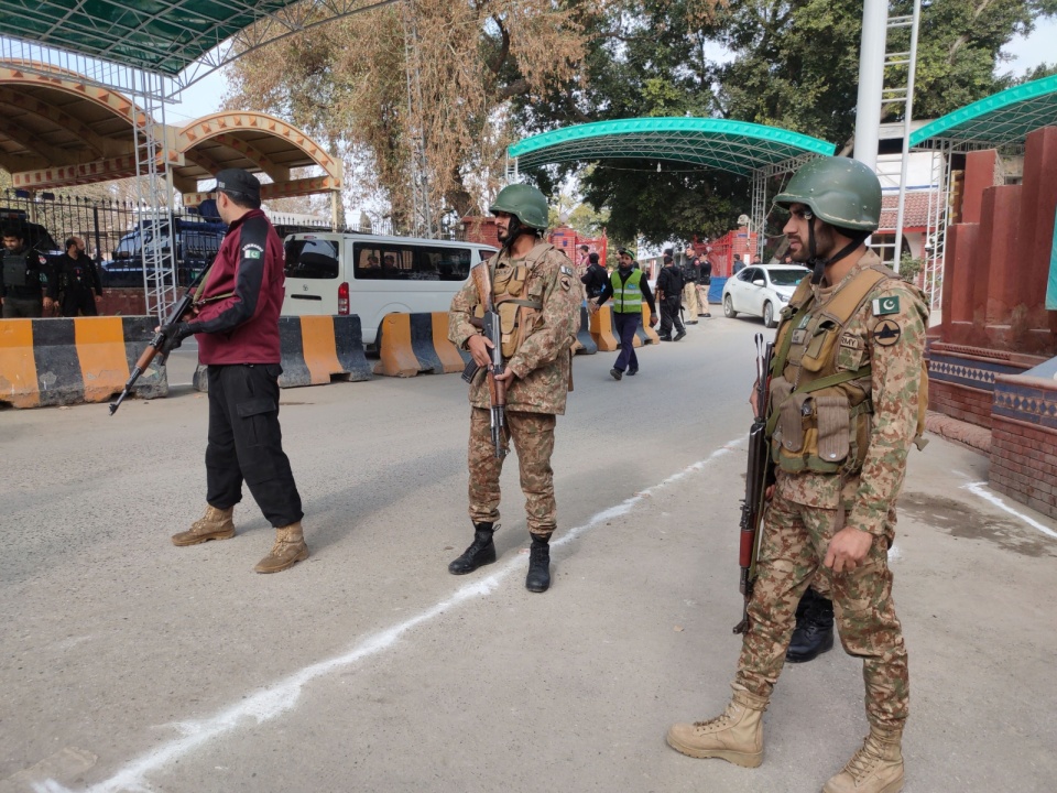Żołnierze w pobliżu miejsca zamachu/fot. Bilawal Arbab, PAP/EPA