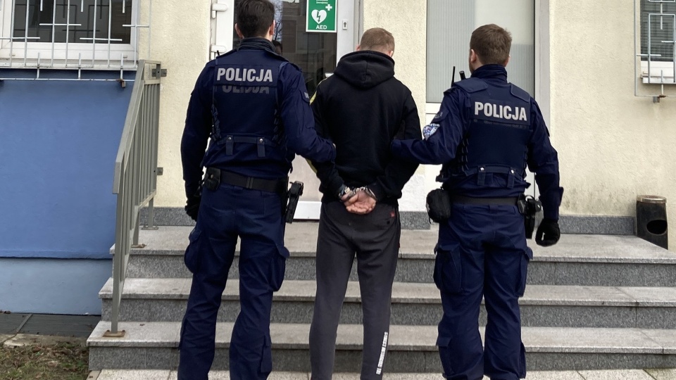 Kryminalni z Komisariatu Policji Toruń Śródmieście zatrzymali 23-latka, który włamał się do saloniku prasowego. /fot. Policja