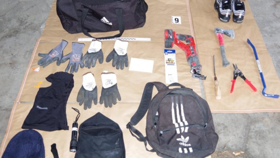 Policjanci zabezpieczyli przedmioty, które znaleźli w samochodzie włamywaczy oraz w ich wynajętym pokoju/fot. materiały policji