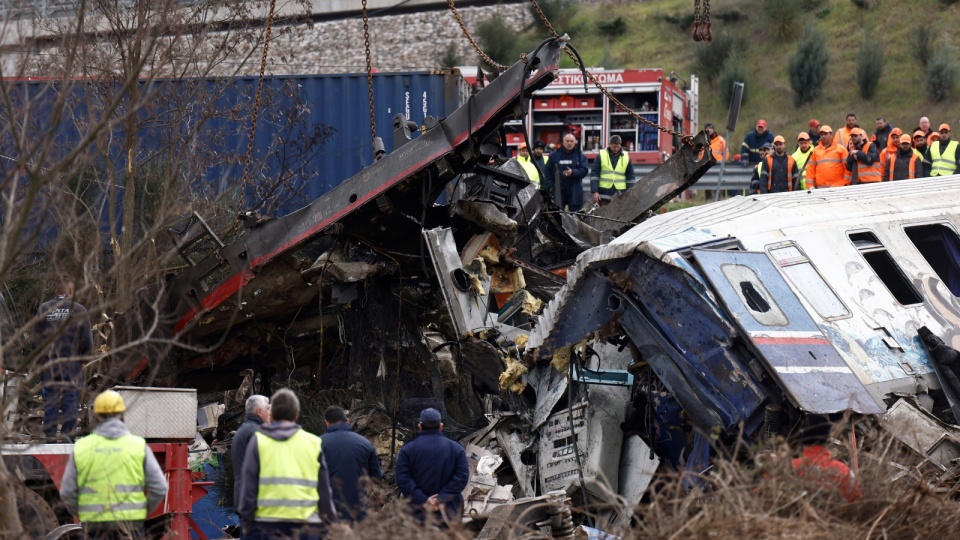 1 marca doszło do zderzenia pociągu osobowego z pociągiem towarowym w pobliżu miejscowości Larissa/fot. Achilleias Chiras/PAP/EPA