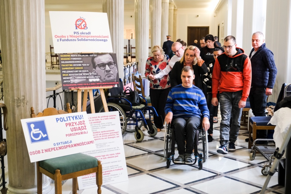 Niepełnosprawni i ich opiekunowie domagają się podwyższenia wysokości renty socjalnej dla osób z niepełnosprawnościami do wysokości minimalnego wynagrodzenia/fot. Mateusz Mare