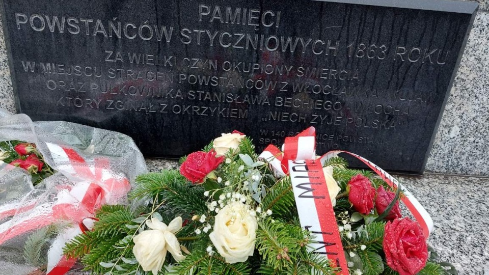 Na południowo-zachodnich obrzeżach Włocławka, w lesie na dużym głazie znajduje się tablica upamiętniająca Powstanie Listopadowe i Styczniowe./fot. gdansk.ipn.gov.pl