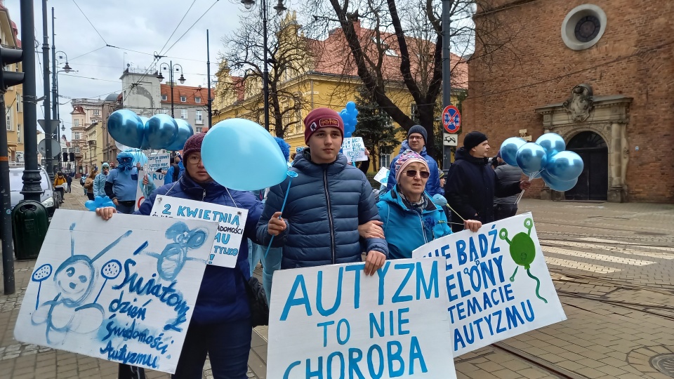 Niebieski marsz przeszedł ulicami Bydgoszczy. W ten sposób świętowano przypadający 2 kwietnia Dzień Świadomości Autyzmu/fot. Tatiana Adonis