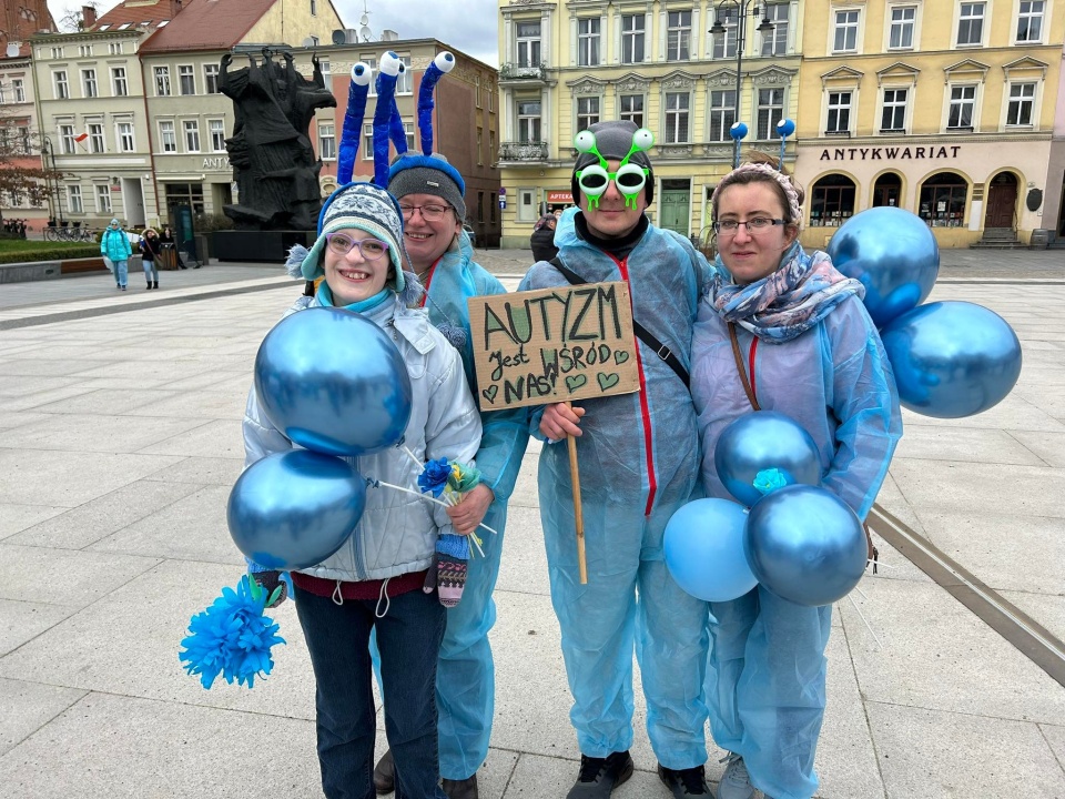 Niebieski marsz przeszedł ulicami Bydgoszczy. W ten sposób świętowano przypadający 2 kwietnia Dzień Świadomości Autyzmu/fot. Tomasz Kaźmierski