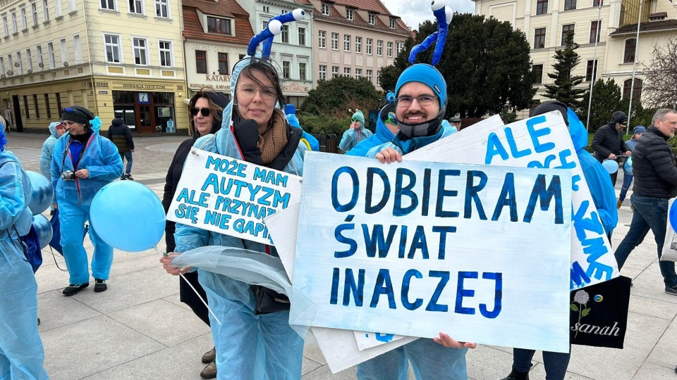 Niebieski marsz przeszedł ulicami Bydgoszczy. W ten sposób świętowano przypadający 2 kwietnia Dzień Świadomości Autyzmu/fot. Tomasz Kaźmierski