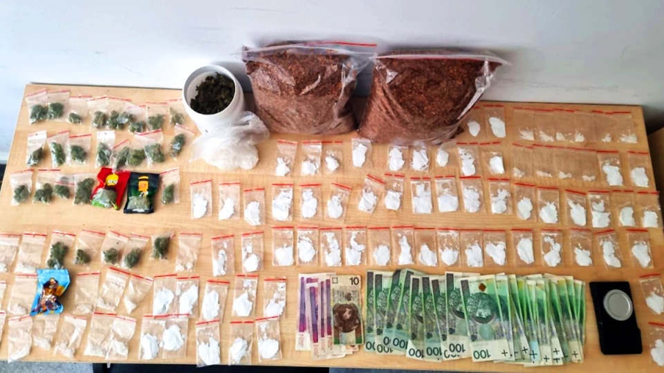 W mieszkaniu 30-latka odkryto prawie kilogram narkotyków, krajankę tytoniową i skradzione jednoślady/Fot. i wideo: KMP w Toruniu