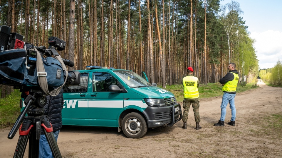 W lesie w Zamościu koło Bydgoszczy nadal obecne są służby, w tym Żandarmeria Wojskowa/fot. Tytus Żmijewski, PAP