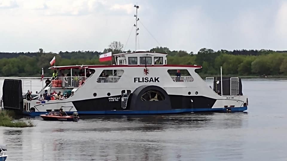 W sobotę (13 maja) strażacy ewakuowali pasażerów promu „Flisak”, gdy ten utknął na rzece w wyniku awarii/fot. Bydgoszcz998, Facebook