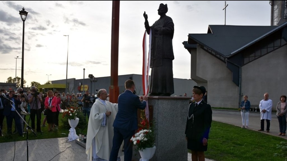 Pomnik przy kościele pw. św. Józefa Oblubieńca jest jedynym pomnikiem kard. Wyszyńskiegow tym mieście/fot. Małgorzata Borkowska/Diecezja Toruńska