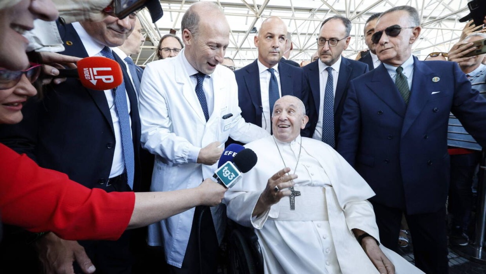 86-letni Franciszek opuścił szpital na wózku przez główne wejście/fot. PAP, EPA