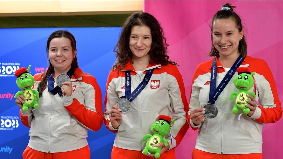 Srebrna drużyna w strzelaniu z pistoletu sportowego. Od lewej: Klaudia Breś, Joanna Wawrzonowska i Julita Borek/fot.: PAP/Sebastian Borowski