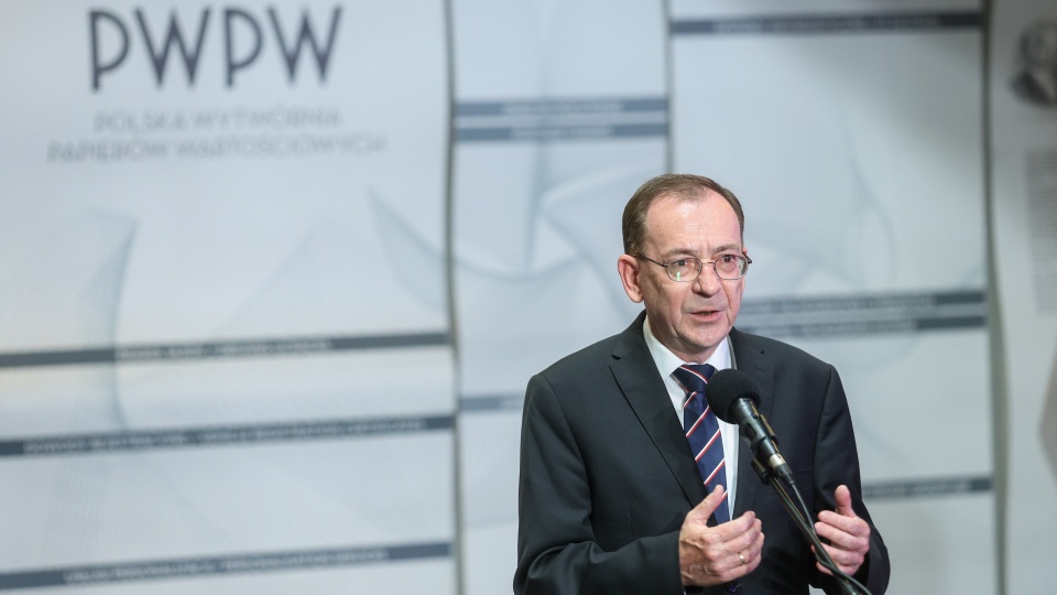 Szef MSWiA Mariusz Kamiński podczas konferencji prasowej w siedzibie Polskiej Wytwórni Papierów Wartościowych w Warszawie/fot: PAP/ Rafał Guz