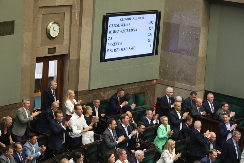 Na tablicy wynik głosowania w Sejmie. Sejm przyjął wniosek rządu o przeprowadzenie referendum ogólnokrajowego/fot. Tomasz Gzell, PAP