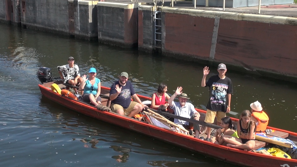 Festiwal Wisły po raz pierwszy odbywa się także w Bydgoszczy. Rozpoczął się paradą drewnianych łodzi na Brdzie/fot. jw