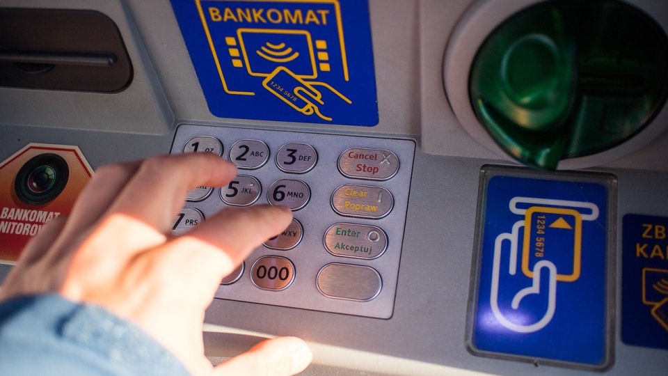 Podejrzany stał w pobliżu bankomatu i był wyraźnie zdenerwowany. W pewnym momencie spoglądając na telefon podszedł do bankomatu i wpisał kod. Zdjęcie ilustracyjne/fot. Pixabay