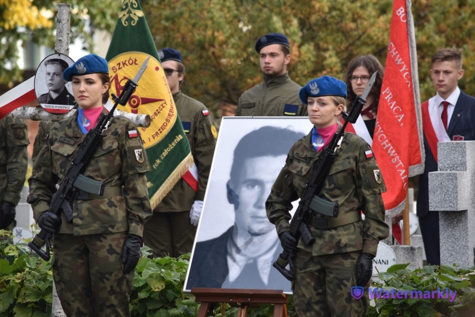 У Бидгощі цьогорічні святкування також пов’язані з похороном Проклятого Воїна покійного Маріана Олейничака, який був убитий комуністами в 1949 році і похований у невідомому місці/bydgoszcz.ipn.gov.pl