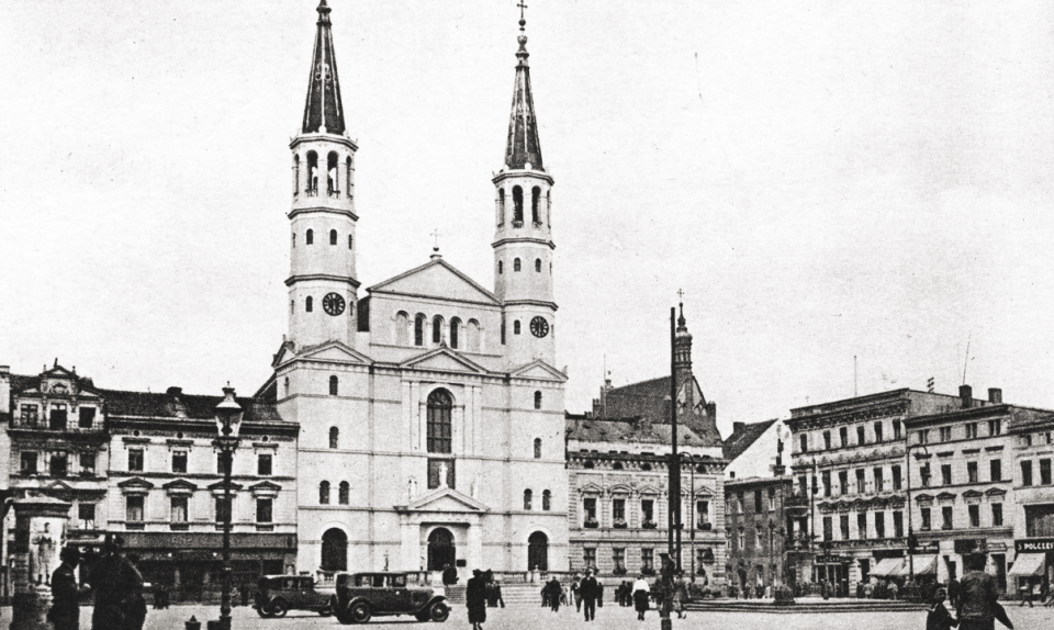 Zachodnia pierzeja Starego Rynku, w tym kościół pojezuicki, został wyburzone przez okupantów niemiecki w 1940/fot. Kurier Codzienny - Koncern Ilustrowany Kurier Codzienny - Archiwum Ilustracji, domena publiczna (Wikipedia)