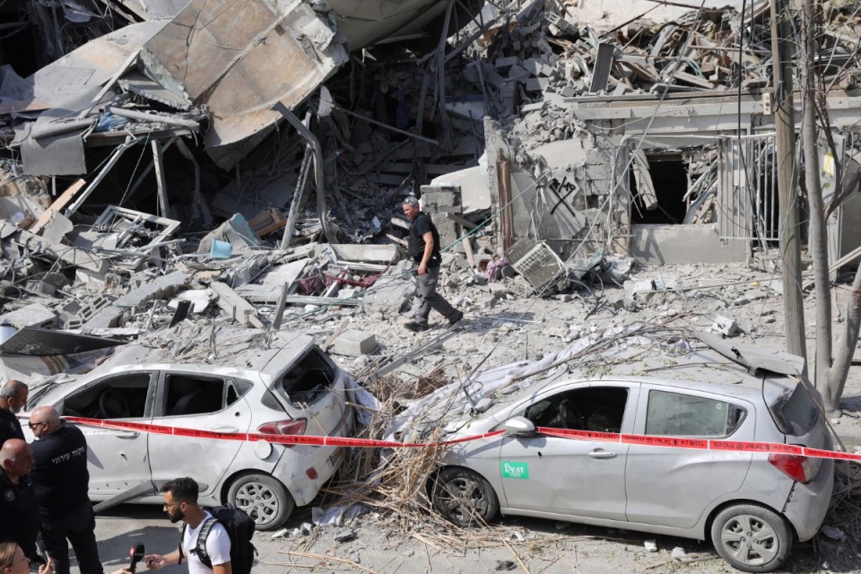 Zniszczone budynki w Tel Awiwie po ataku Hamasu na Izrael/fot. PAP/EPA/ABIR SULTAN