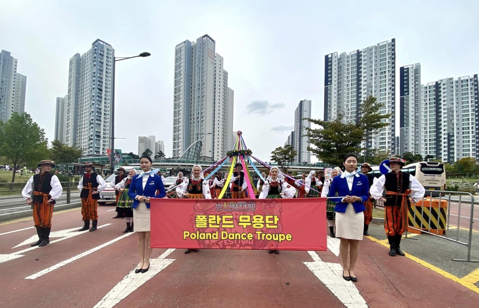 Zespół Pieśni i Tańca Ziemia Bydgoska w sobotę wziął udział w ogromnej paradzie ulicami Cheonan/fot. Ziemia Bydgoska, Facebook