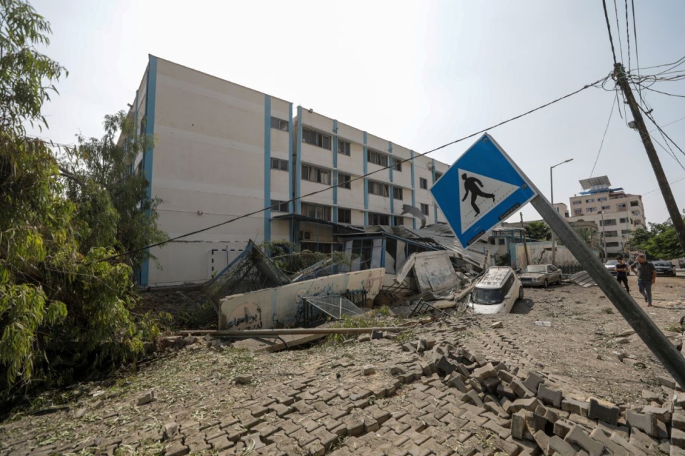 Budynek szkoły w Gazie po atakach Hamasu/fot. PAP/EPA/MOHAMMED SABER