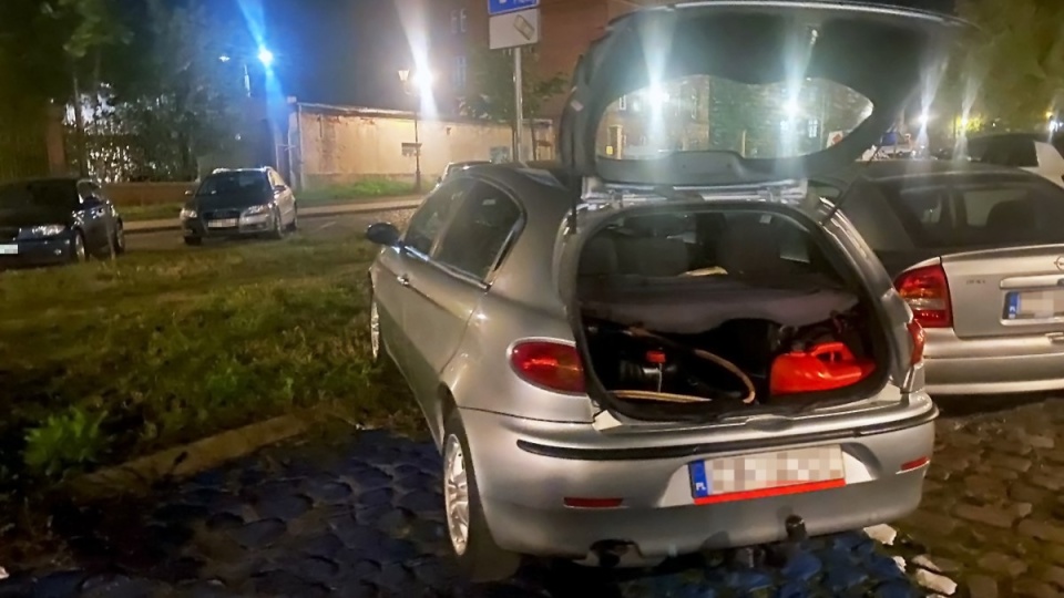 40-latek wykradał paliwo specjalnie przerobionym samochodem. Usłyszał 19 zarzutów/fot: KMP w Toruniu
