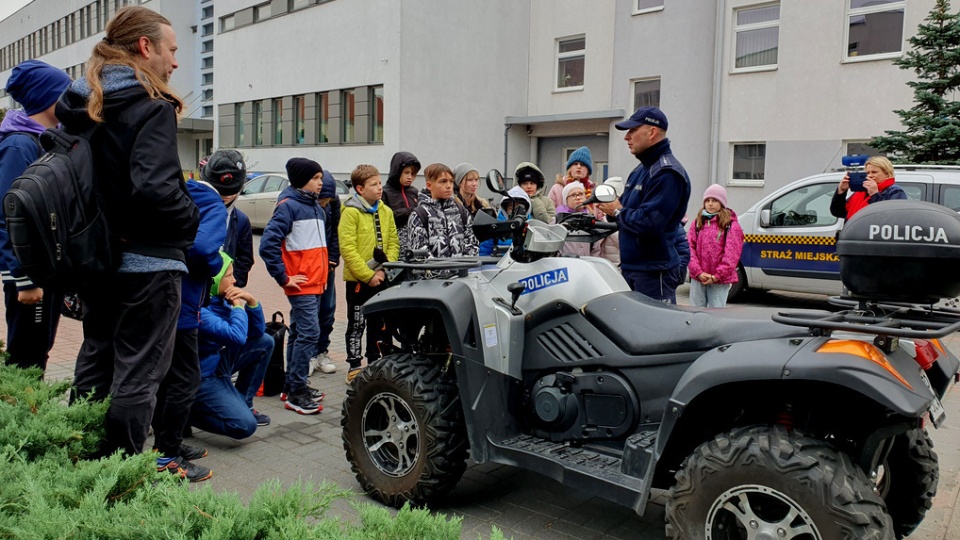 Uczniowie klasy czwartej ze Szkoły Podstawowej nr 17 w Bydgoszczy odwiedzili komisariat w śródmieściu/fot. materiały policji