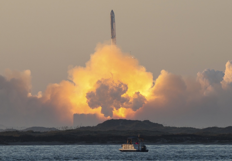 Statek kosmiczny Starship firmy SpaceX eksplodował po ośmiu minutach od startu. Na zdjęciu start/fot. PAP/EPA/ADAM DAVIS