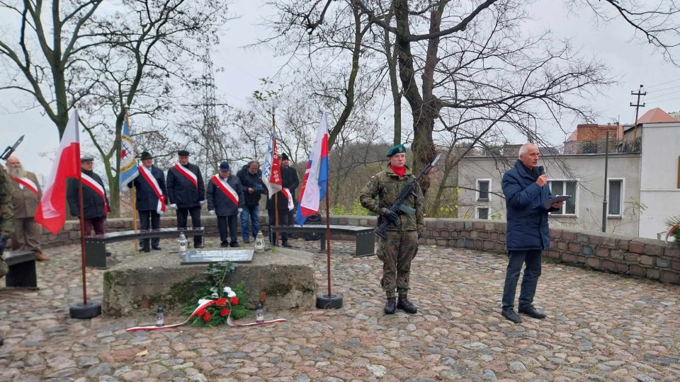 Uczestnicy uroczystości złożyli wieńce pod pomnikiem na Wzgórzu Dąbrowskiego, odśpiewali hymn państwowy i odmówili modlitwę/fot. Jolanta Fischer