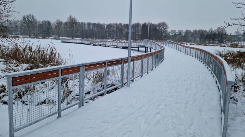 Tuchola wykorzystała trzymilionowe dofinansowanie ze środków państwa i wybudowała efektowną promenadę nad taflą jeziora Głęboczek/fot: Facebook, Gmina Tuchola
