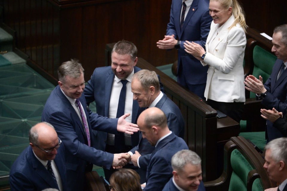 Premier Donald Tusk odbiera gratulacje na sali obrad Sejmu w Warszawie/fot. Marcin Obara, PAP