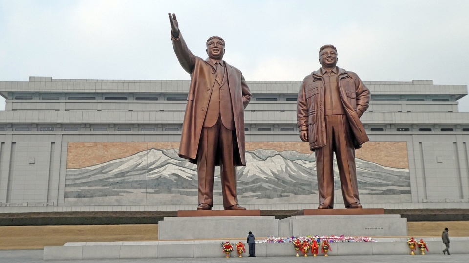 Na Wzgórzu Mansu Hill w stolicy Korei Północnej (Pjongjang), Kim Il-sung i Kim Dzong Il, wystają sponad ziemi na 20 metrów brązu/fot. Pixabay