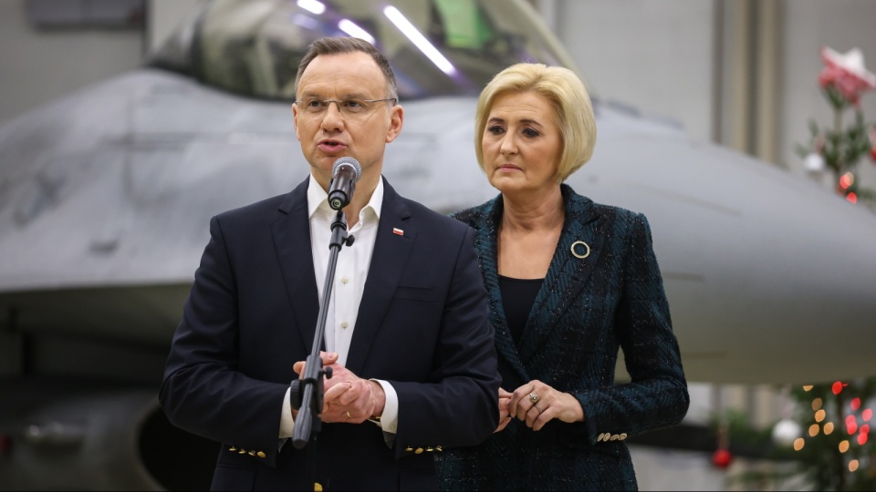 Prezydent RP Andrzej Duda i pierwsza dama Agata Kornhauser-Duda w Bazie Lotniczej w Amari, 18 grudnia/fot. Leszek Szymański