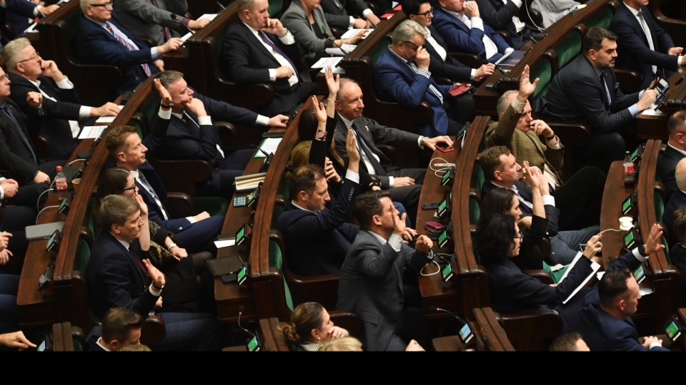 Sejm podjął we wtorek wieczorem uchwałę w sprawie „przywrócenia ładu prawnego oraz bezstronności i rzetelności mediów publicznych oraz Polskiej Agencji Prasowej”. „Za” głosowało 244 posłów, „przeciw” było 84, zaś 16 osób wstrzymało się od głosu. Wcześniej posłowie analogicznym stosunkiem głosów nie przyjęli wniosku o odrzucenie tej uchwały/fot. Piotr Nowak/PAP