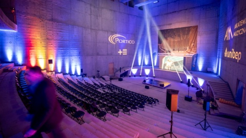 Uroczystość zorganizowano w surowym, betonowym wnętrzu przyszłej sali symfonicznej Akademii Muzycznej/fot. Tytus Żmijewski, PAP