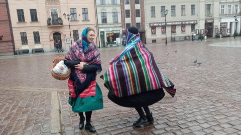 Tradycyjne chodzenie z kozą mogli zobaczyć mieszkańcy i turyści na toruńskiej Starówce/fot. Michał Zaręba