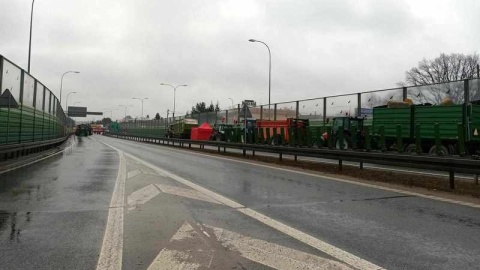 Kilkadziesiąt ciągników, maszyn i ciężarówek zablokowało wjazd na węzeł łączący S5 i S10 w Białych Błotach/fot. Monika Siwak