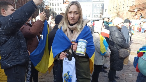 Torunianie spotkali się na Rynku Nowomiejskim, żeby wziąć udział w Maratonie Solidarności z narodem ukraińskim/fot: Monika Kaczyńska