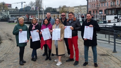 Stół ugina się od potraw Warto oddać je potrzebującym. Ciepło serca w słoiku w Bydgoszczy