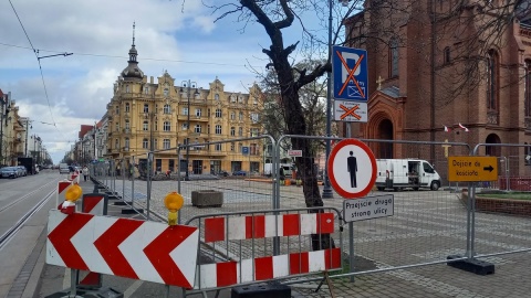 Zwężenie jezdni, zakaz zatrzymywania. Uwaga Na placu Wolności jeździmy inaczej