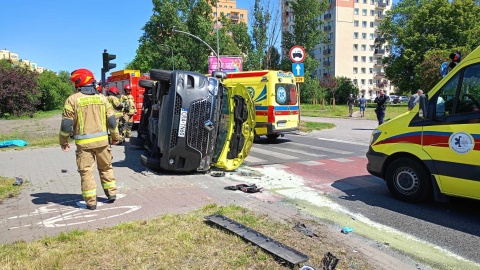 Sześć zastępów straży pożarnej pracuje przy wypadku, do którego doszło na rondzie Fordońskim w Bydgoszczy/Fot. Facebook, Bydgoszcz998